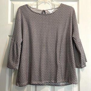 Perfect blouse for the spring. 3/4 length sleeves. Flower print